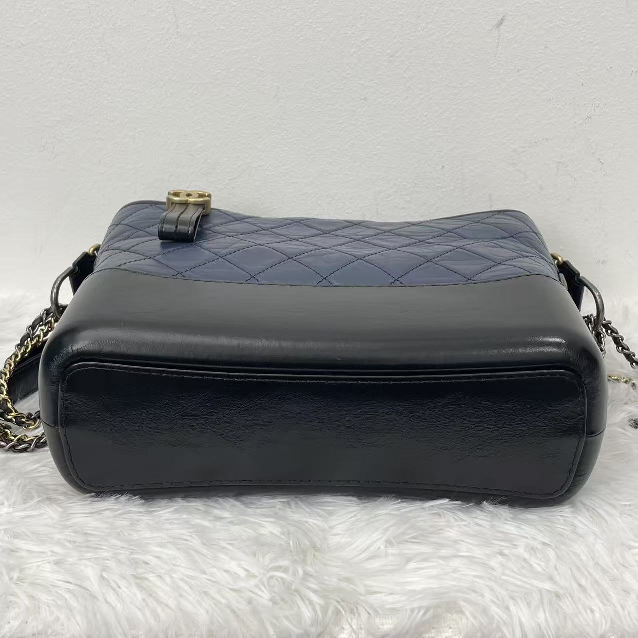 (Preowned) CHANEL Gabrielle Same gender couple style Black with dark blue MM