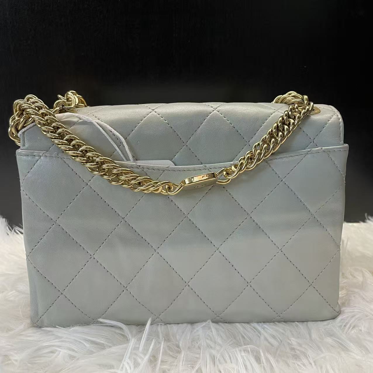 (Preowned) CHANEL 23C early spring enamel buckle diamond grid pattern mouth cover bag sheepskin crossbody shoulder bag