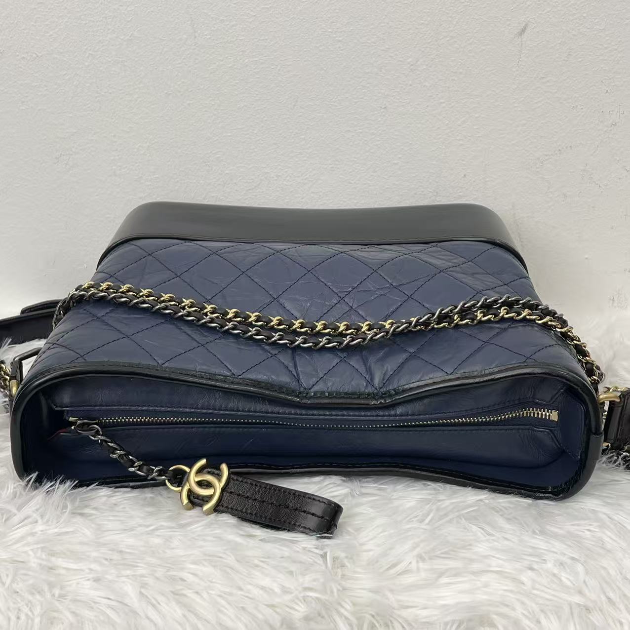 (Preowned) CHANEL Gabrielle Same gender couple style Black with dark blue MM