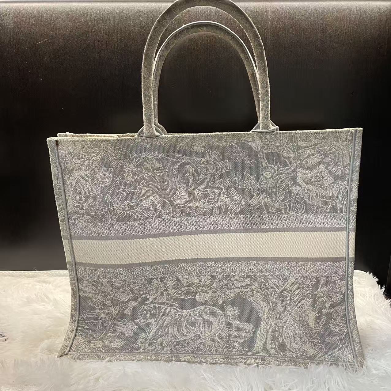 (Preowned) DIOR Tote Zoo Series GM