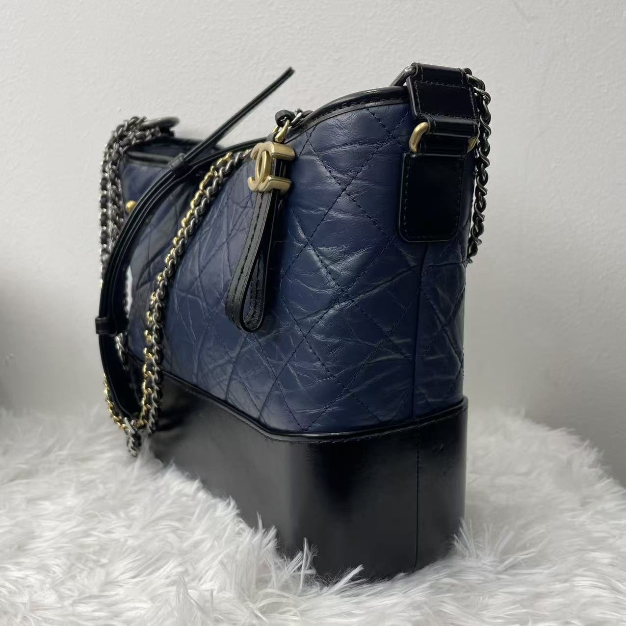 (Preowned) CHANEL Gabrielle Same gender couple style Black with dark blue MM