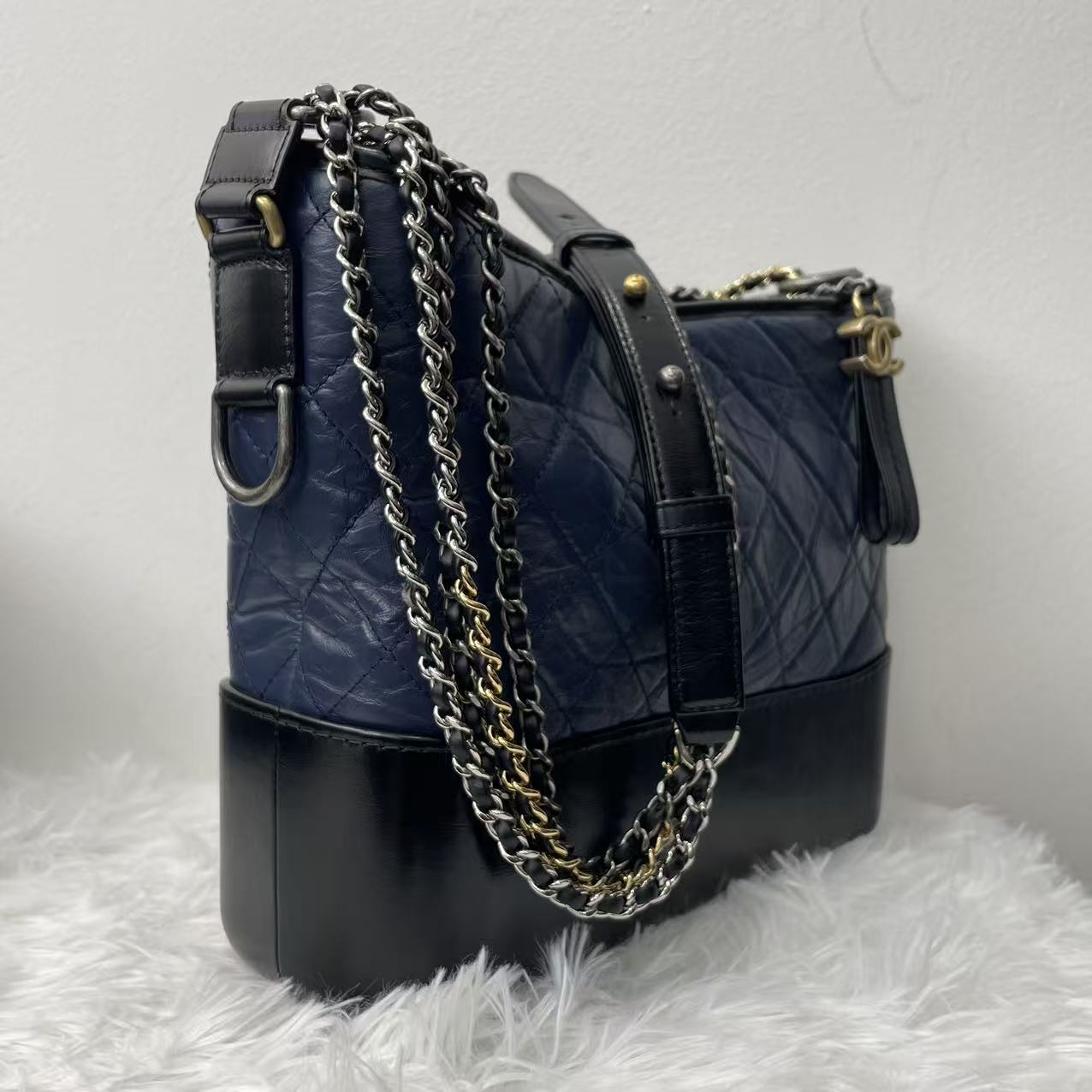 (Preowned) CHANEL Gabrielle Same gender couple style Black with dark blue MM