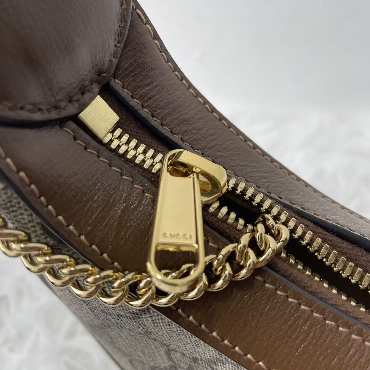 (Preowned) GUCCI Interlocking Double G Elliptical Signage Metal Chain Shoulder Strap Zipper Opening and Closing