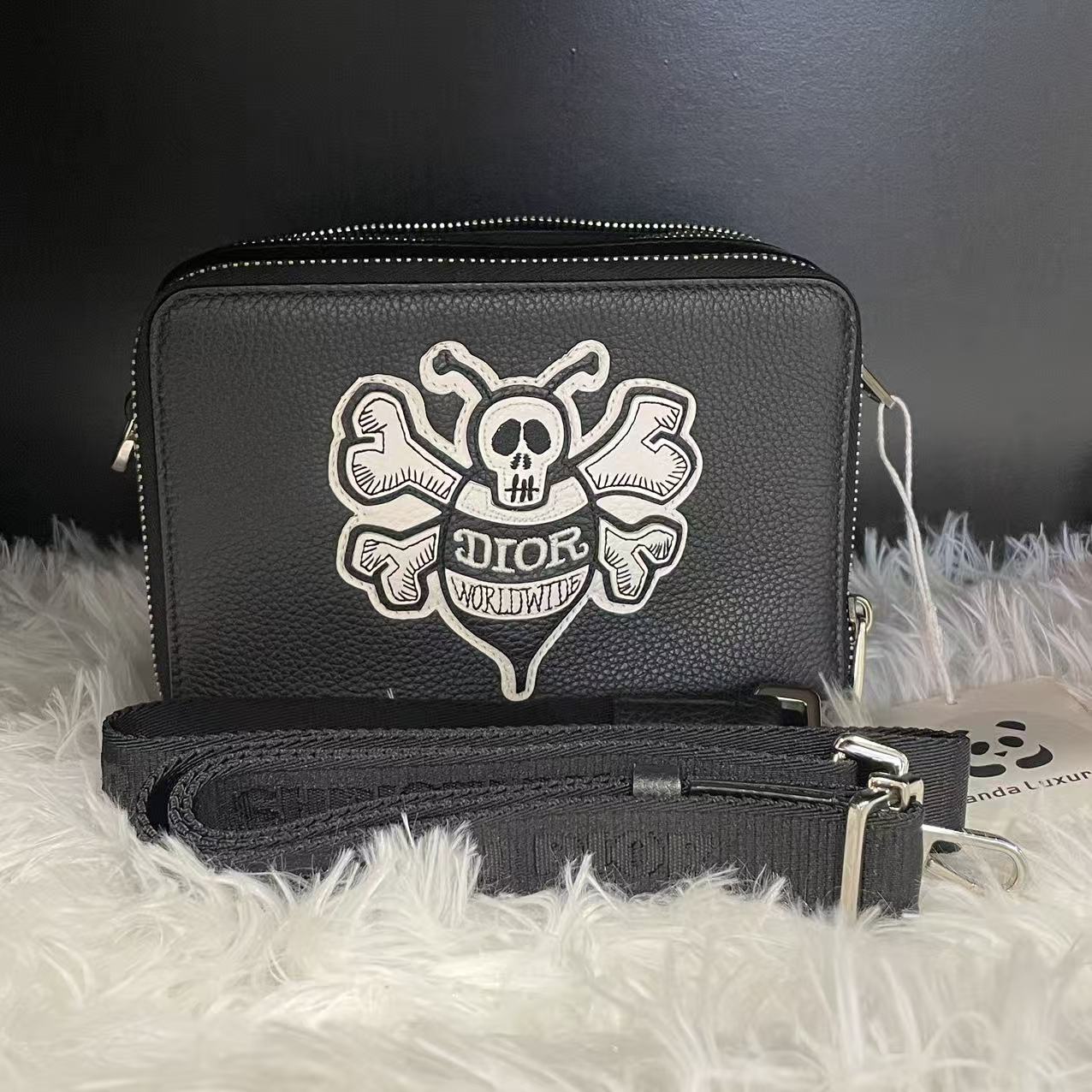 (Preowned) DIOR DIOR x Shawn collaboration, grainy small bee embroidery, cowhide leather, messenger bag for men, black