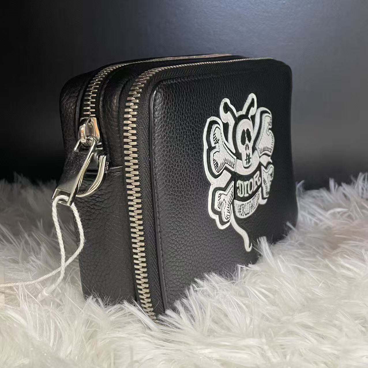 (Preowned) DIOR DIOR x Shawn collaboration, grainy small bee embroidery, cowhide leather, messenger bag for men, black